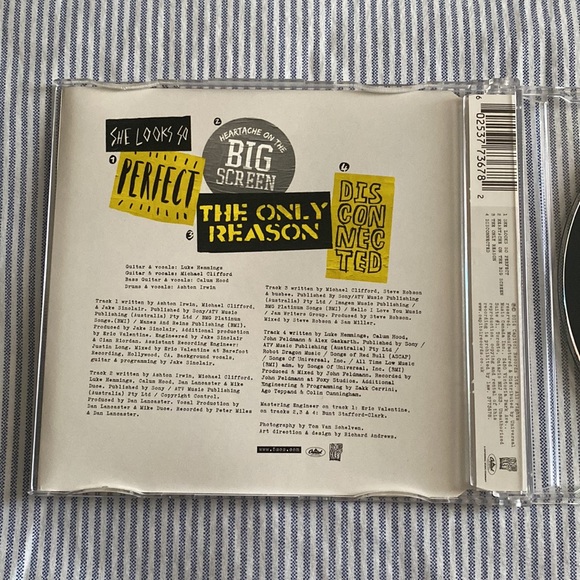 2/$25 💿 5SOS - She Looks So Perfect Album - Picture 2 of 3